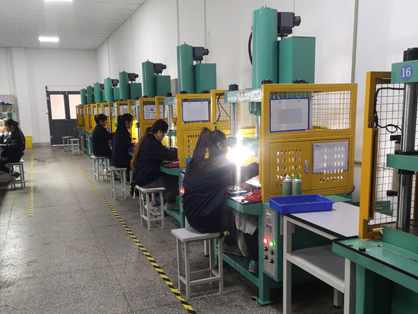 手機(jī)零部件整形油壓機(jī)和普通四柱油壓機(jī)有什么不同